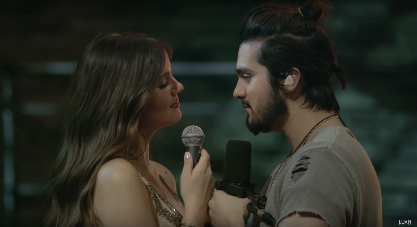camila-queiroz-canta