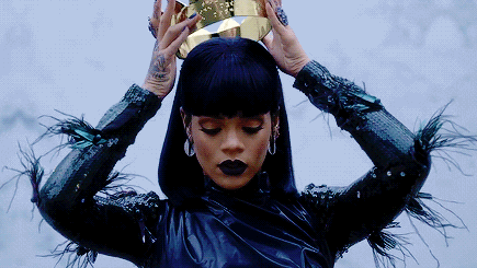 5 rihanna colocando coroa rihanna colocando coroa