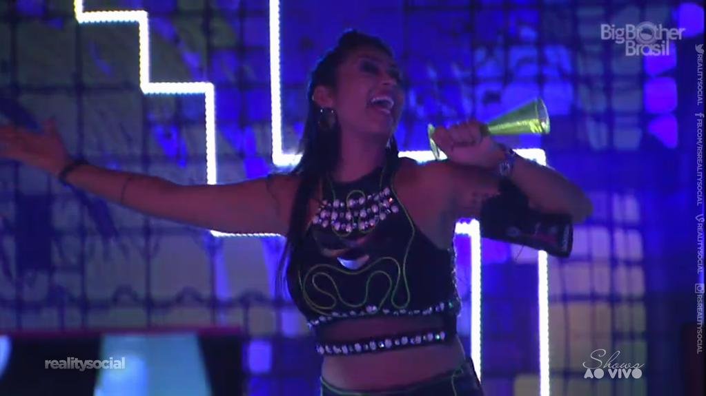 Amanda cantando