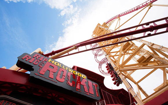 Uma montanha-russa radical, onde você ainda pode escolher a música que quer ouvir enquanto passa por seus loopings, quedas e viradas. A Hollywood Rip Ride Rockit fica no parque Universal Studios, no Universal Orlando Resort, em Orlando.