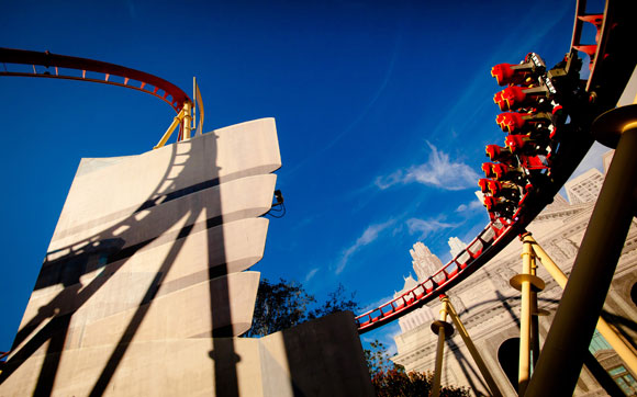 Uma montanha-russa radical, onde você ainda pode escolher a música que quer ouvir enquanto passa por seus loopings, quedas e viradas. A Hollywood Rip Ride Rockit fica no parque Universal Studios, no Universal Orlando Resort, em Orlando.