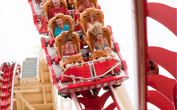 Uma montanha-russa radical, onde você ainda pode escolher a música que quer ouvir enquanto passa por seus loopings, quedas e viradas. A Hollywood Rip Ride Rockit fica no parque Universal Studios, no Universal Orlando Resort, em Orlando.