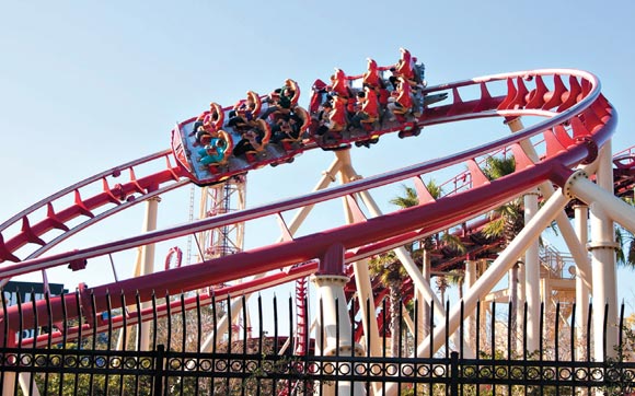 Uma montanha-russa radical, onde você ainda pode escolher a música que quer ouvir enquanto passa por seus loopings, quedas e viradas. A Hollywood Rip Ride Rockit fica no parque Universal Studios, no Universal Orlando Resort, em Orlando.