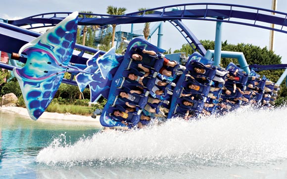 A montanha-russa Manta te leva pelos loopings e curvas como se você fosse uma arraia: deitado. Fica no parque SeaWorld, em Orlando.