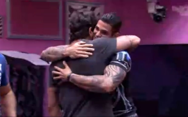Rodrigo é um dos emparedados e recebe abraço de Junior. Foto: Reprodução