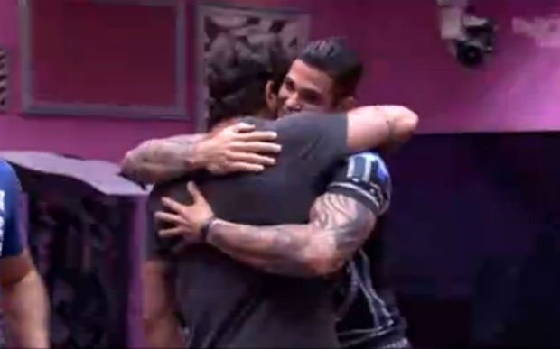 Rodrigo é um dos emparedados e recebe abraço de Junior. Foto: Reprodução