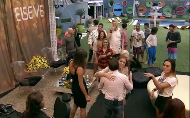 Sisters abraçam Marcos Proença e Isabeli Fontana. Foto: Reprodução