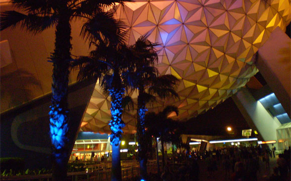 Em Spaceship Earth, a história da comunicação e a importância dela nos dias de hoje é contada por cenários quase vivos e narrações pela atriz Judi Dench.