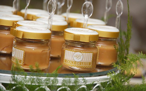 O doce de leite no copinho &eacute; uma op&ccedil;&atilde;o gostosa de lembrancinha para os convidados. Al&eacute;m de fofo, ele ainda serve como substituto para o tradicional brigadeiro cremoso.
