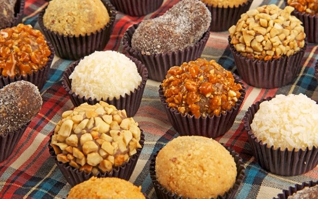 Os brigadeiros gourmet podem ganhar sabores com gostinho de festa junina. Pa&ccedil;oca, p&eacute; de moleque, milho, quent&atilde;o, vinho quente... Converse com a confeiteira e busque incluir ao menos dois sabores diferentes no card&aacute;pio de doces da festa.
