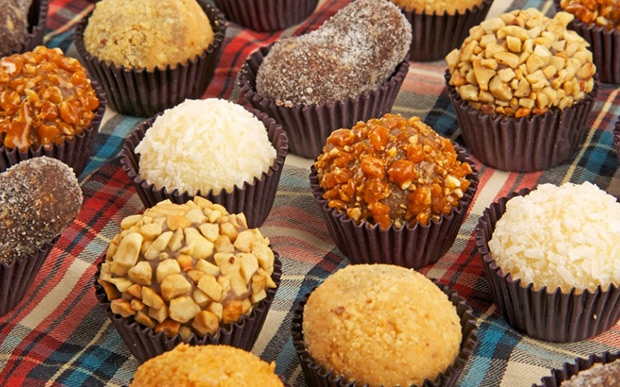 Os brigadeiros gourmet podem ganhar sabores com gostinho de festa junina. Paçoca, pé de moleque, milho, quentão, vinho quente... Converse com a confeiteira e busque incluir ao menos dois sabores diferentes no cardápio de doces da festa.