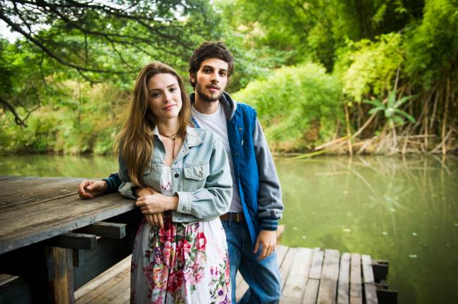 Lei do amor Pedro (Chay Suede) e Helô (Isabelle Drummond)