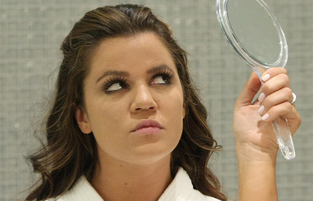 acne-faz-bem-para-pele-2 khloe kardashian se olhando no espelho