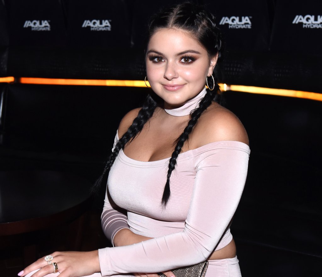 Ariel Winter sentada