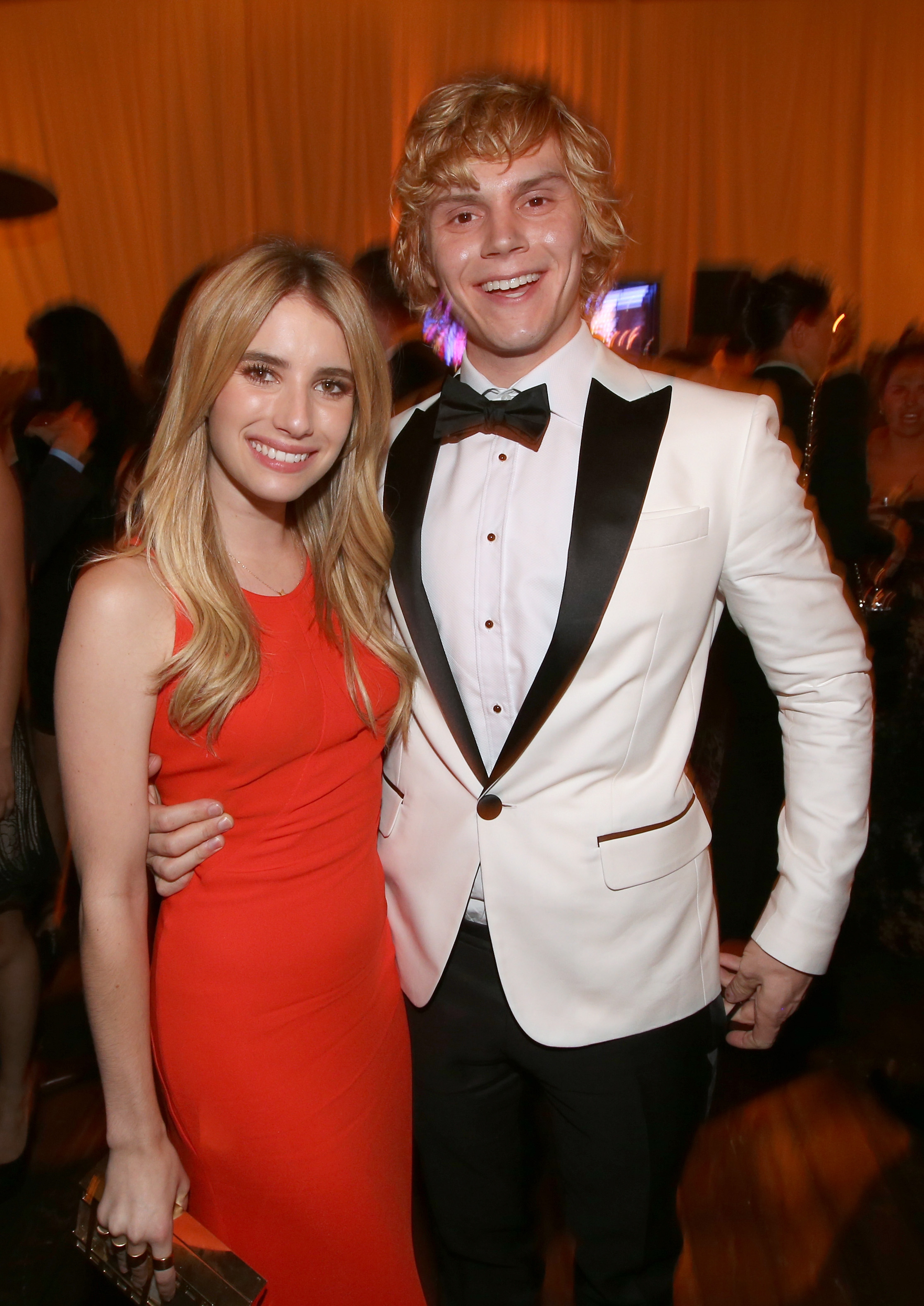 Fox Broadcasting Company, Twentieth Century Fox Television And FX Proudly Celebrate Their 2013 EMMY Nominees - Inside Emma Roberts e Evan Peters abraçados em um evento