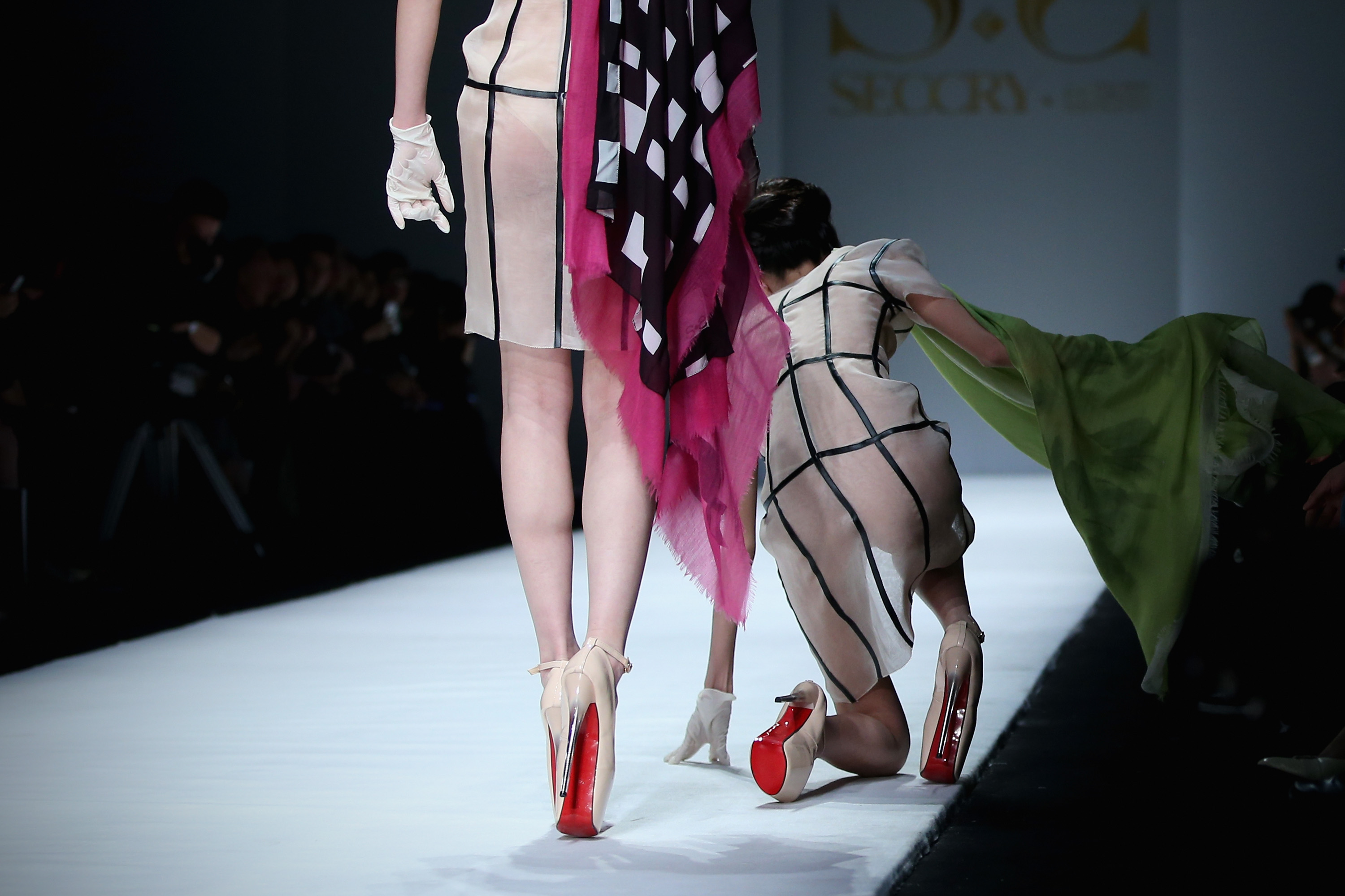 Os tombos das modelos nas passarelas ... E acabaram caindo na passarela! Foto: