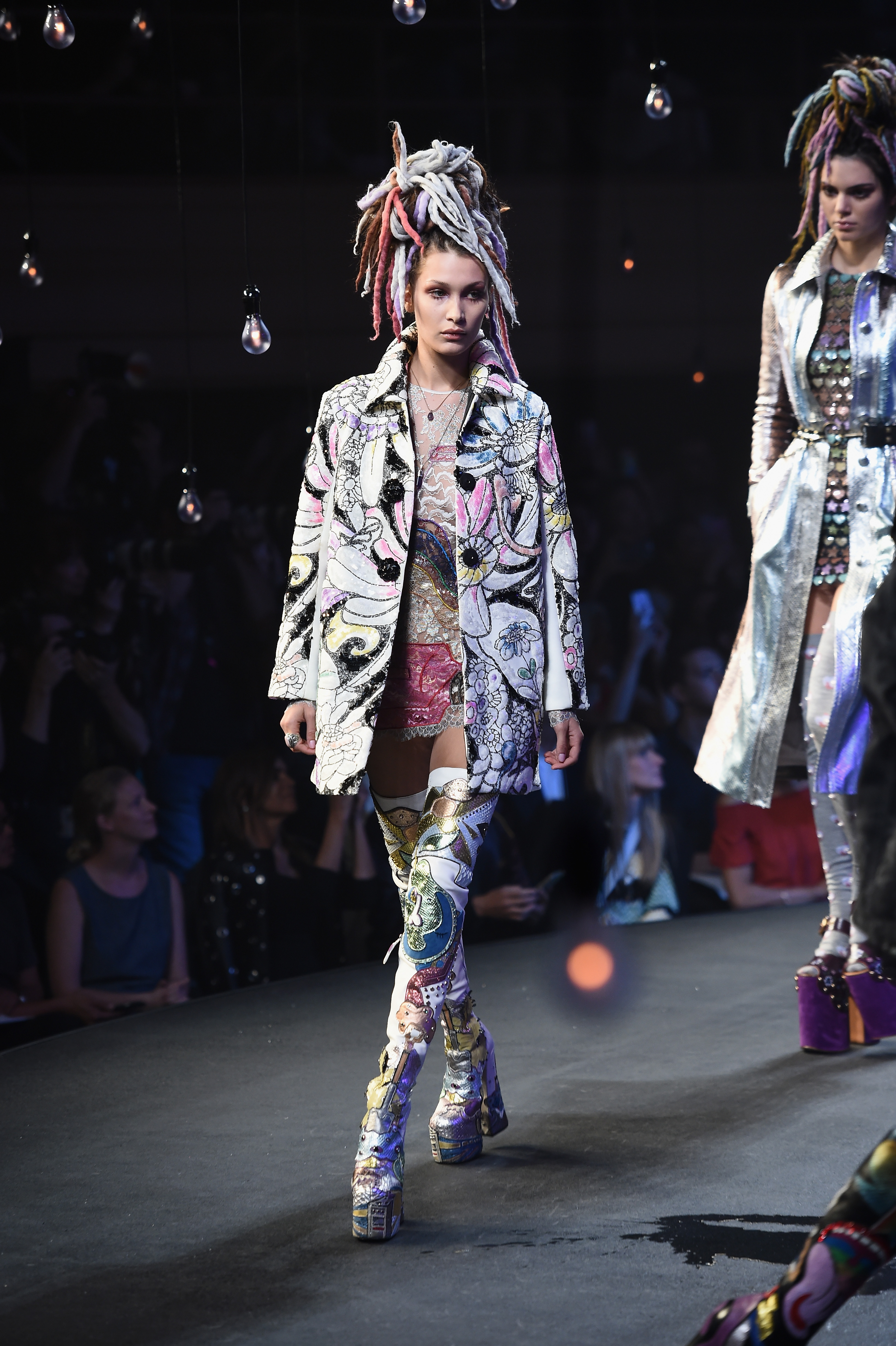 Estamos chocadas com o tamanho do salto da bota de Bella Hadid na passarela da Marc Jacobs! Foto: