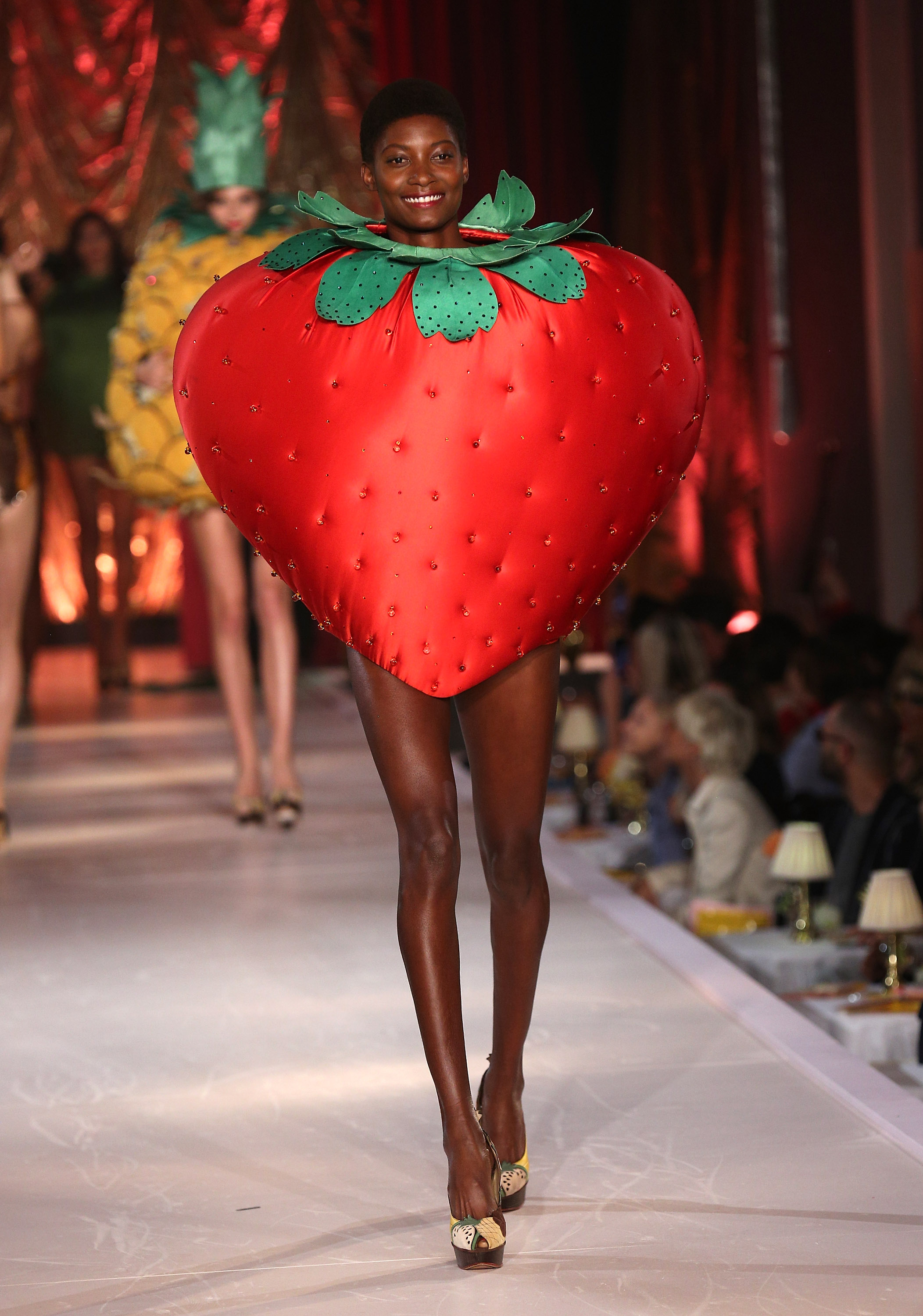 Desfile Charlotte Olympia leva frutinhas à passarela E um moranguinho também! Foto: