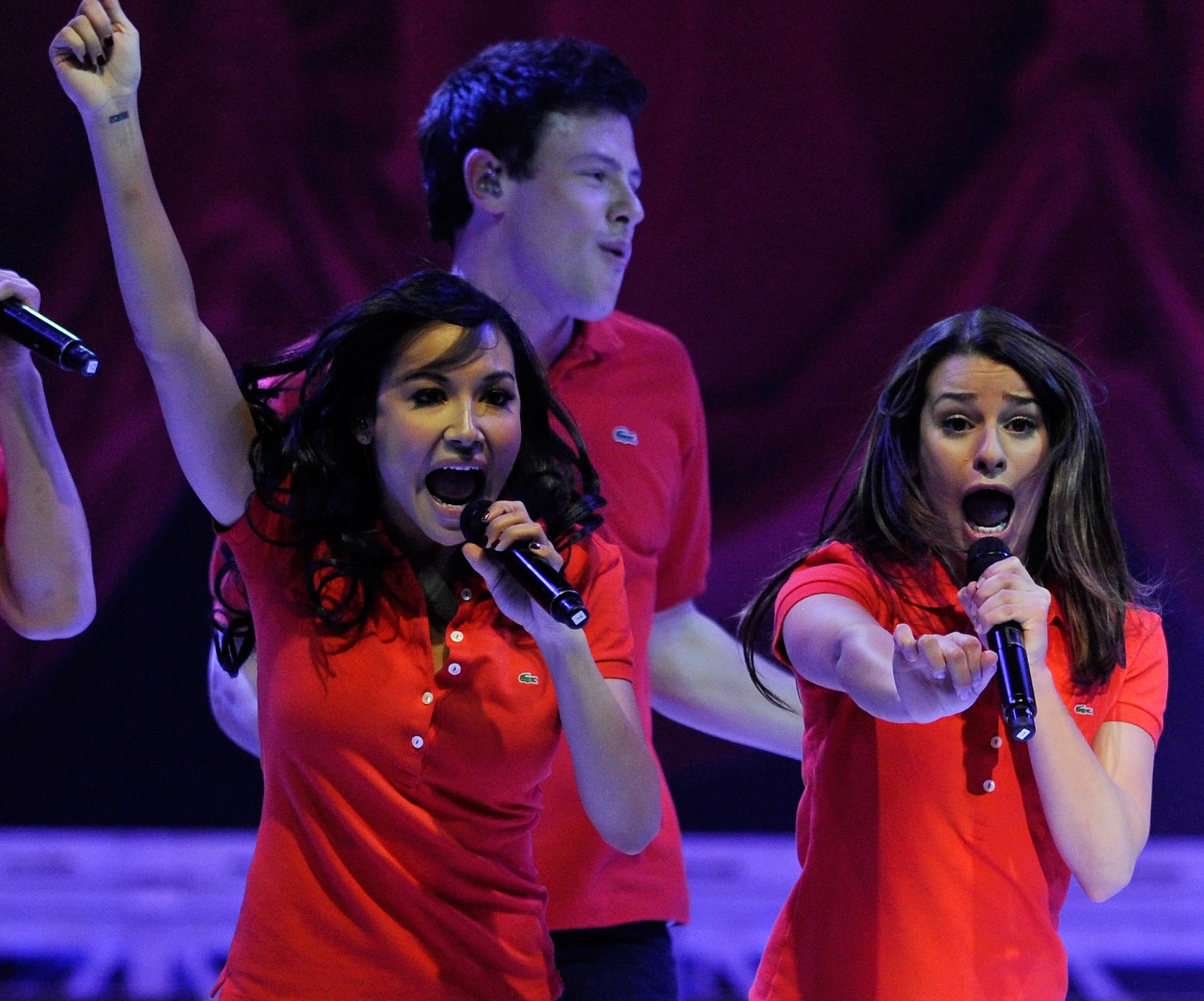 Naya Rivera e Lea Michele cantando durante turnê de Glee