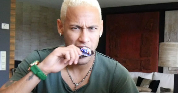 Neymar come chocolate