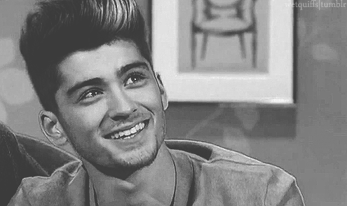 Zayn sorri para a câmera
