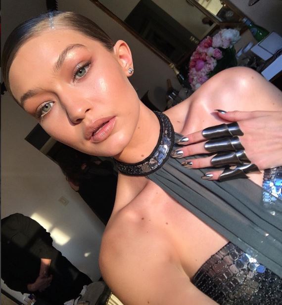 gigi-hadid-unhas-metalizadas (Reprodução: Instagram)