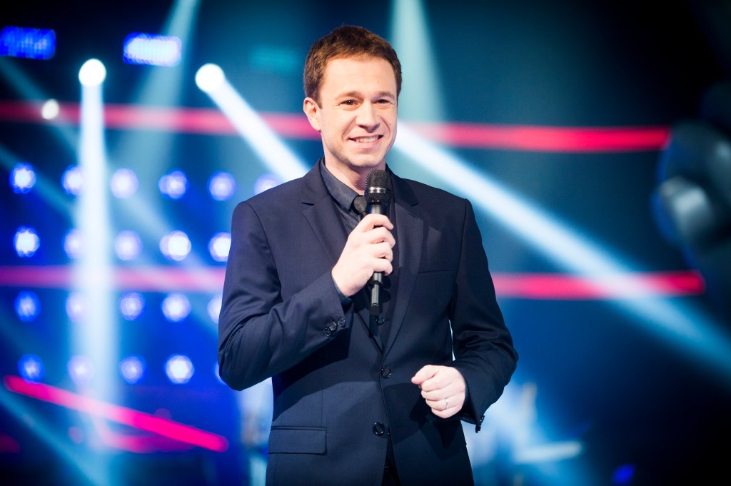 Tiago Leifert apresentando o The Voice Brasil de terno