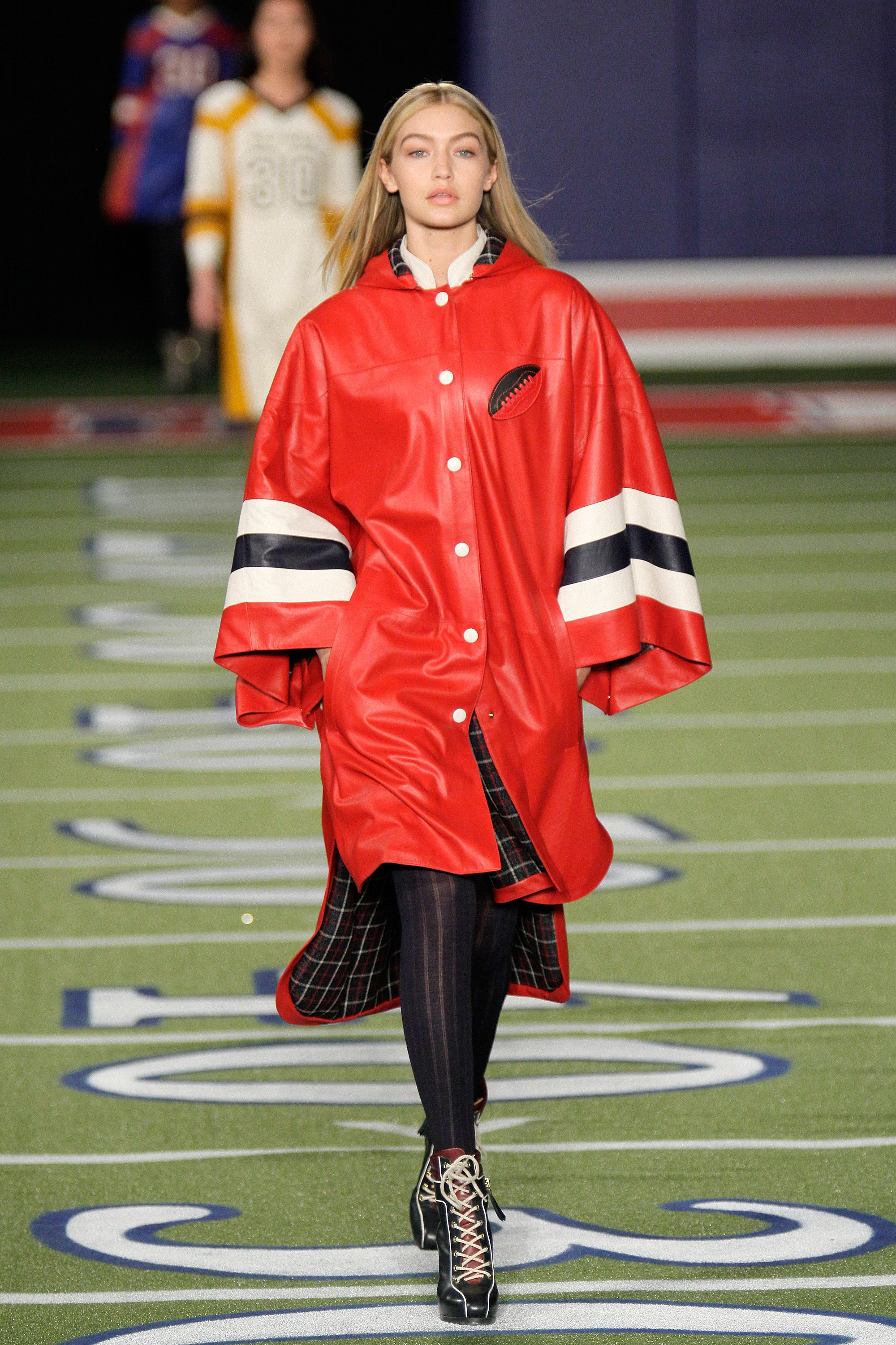 gigi-hadid-poncho-desfile-magra Gigi Hadid usou poncho em desfile porque seu corpo não estava no "padrão".