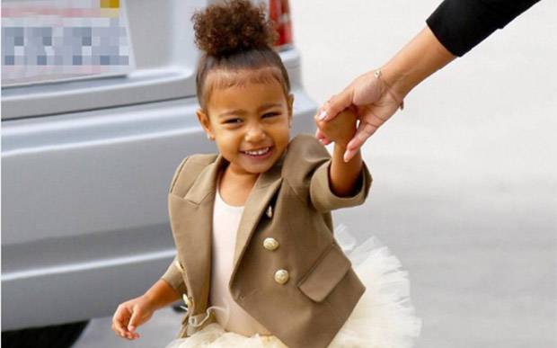 North west maquiando khloe kardashian