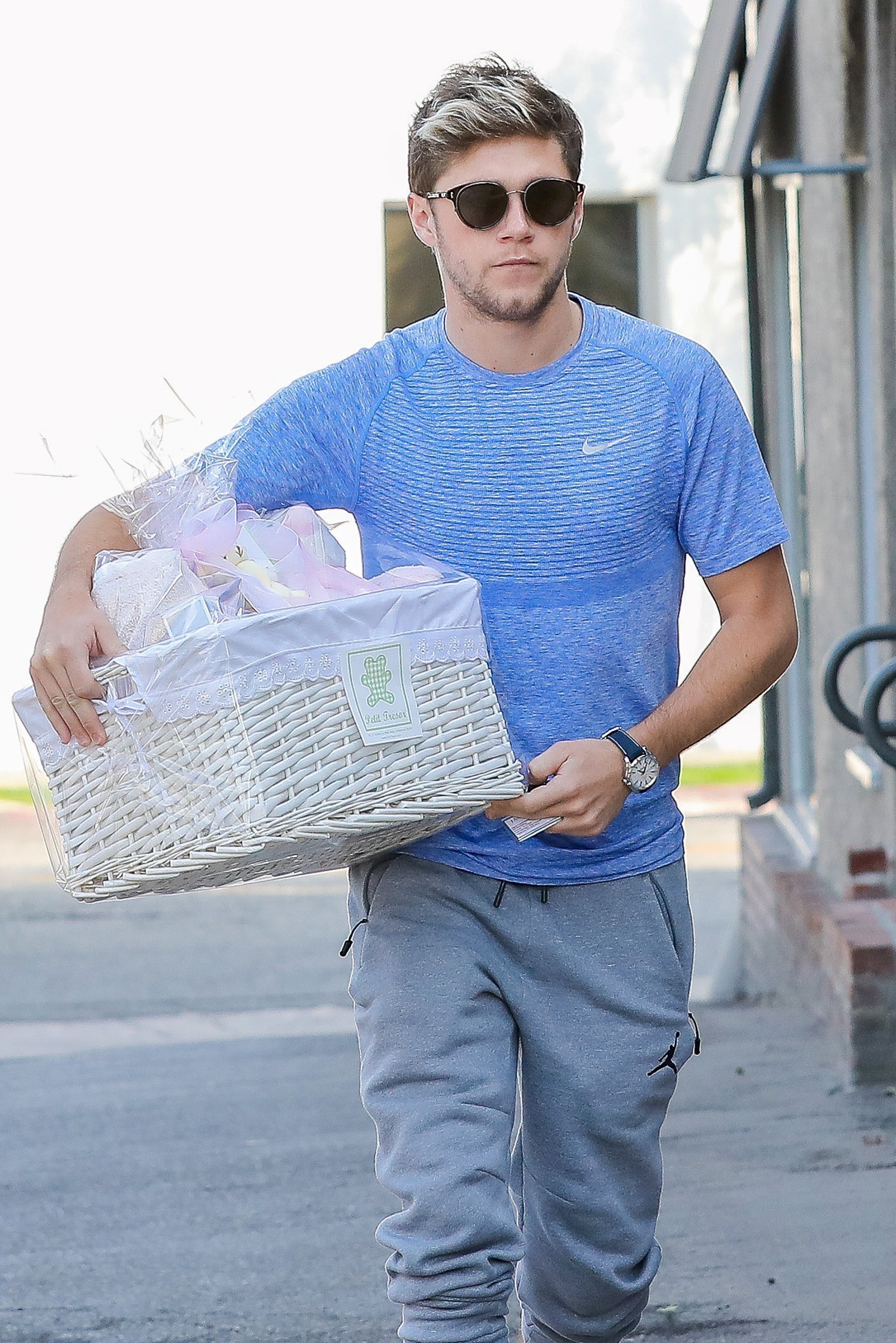 Niall Horan buys a basket full of goodies at Petit Tresor *EXCLUSIVO* - Niall Horan buys a basket full of goodies at Petit Tresor in West Hollywood. The One Direction singer rocked sweat pants and sneakers for his time on the town. AKM-GSI 7 DEZEMBRO 2016Carolina Fernandes (11)3280-9759 carol@akmgsi.com.br