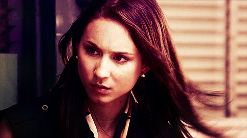 troian bellisario cabelo rosa