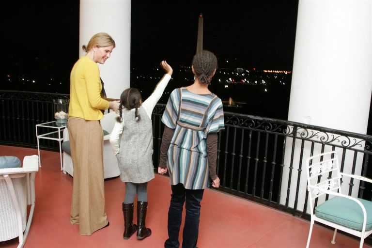sasha-malia-visita-casa-branca Ensaiando como dizer olá ao povo da varanda Trumam (Foto: Reprodução)