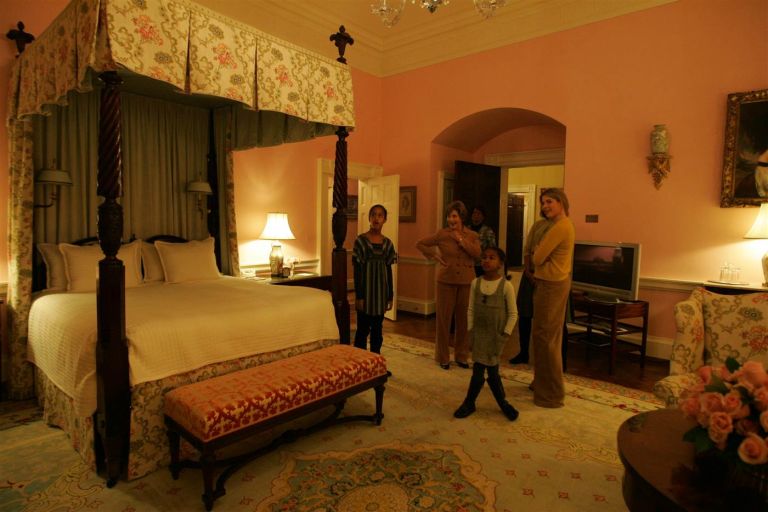 sasha-malia-obama-visita-casa-branca Sasha e Malia de queixo caído a conhecer um dos quartos da Casa Branca (Foto: Reprodução)