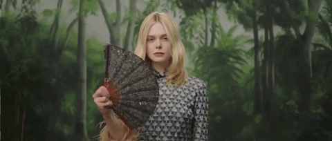 verao-cabelo Elle Fanning se abanando enquanto os fios voam