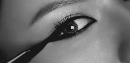 Applying-Liquid-Eyeliner-Closeup Gif com delineador em movimento sendo aplicado no canto esquerdo do olho. Close direto na aplicação. Gif em preto e branco.