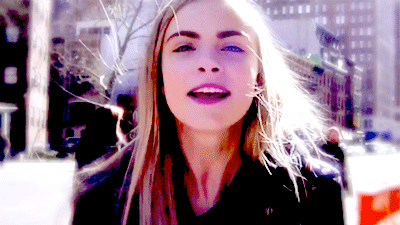 Cara Delevingne corta e platina o cabelo. Você viu que linda?