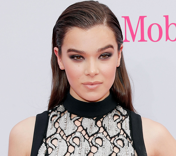 make-famosas-billboard-Hailee-Steinfeld