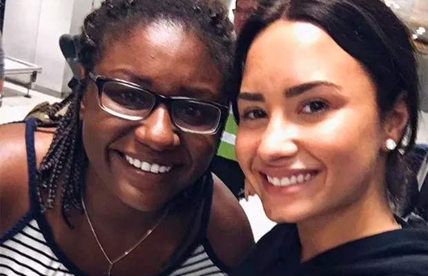 Ela chegou! Demi Lovato já está no Brasil para show em Goiânia