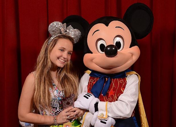 larissa manoela disney mickey