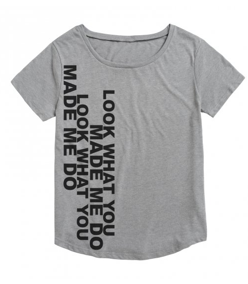 Outra camiseta, dessa vez com o refrão da música, que também custa U$45 (aproximadamente (R$142). Outra camiseta, dessa vez com o refrão da música, que também custa U$45 (aproximadamente (R$142).