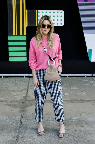 Isabela Santos apostou em uma combinação linda. Xadrez + rosa = lacre!