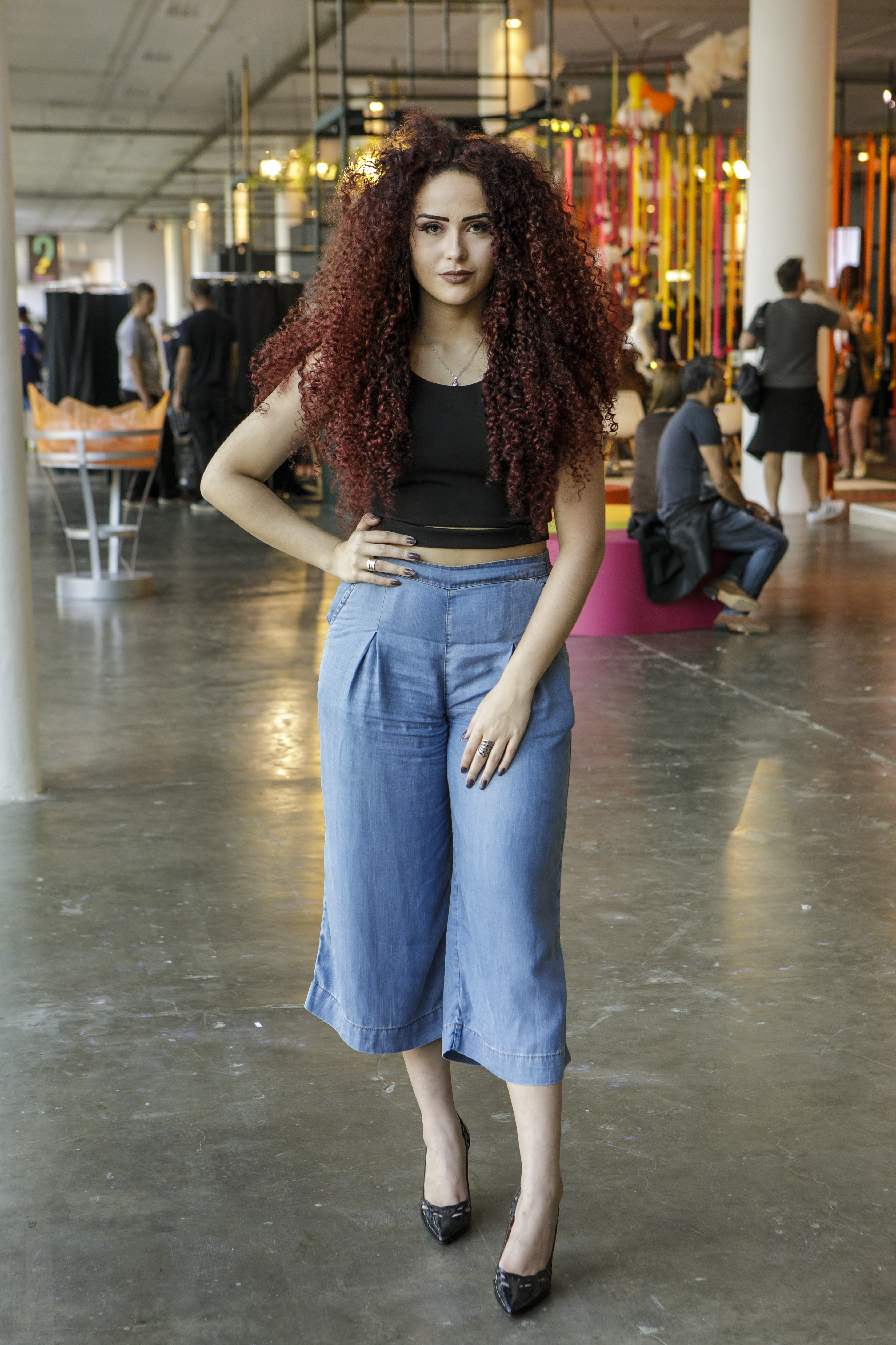 Calças pantacourt bombaram entre as meninas. Jessica Santini apostou no modelo jeans com cropped preto. Básica e linda!