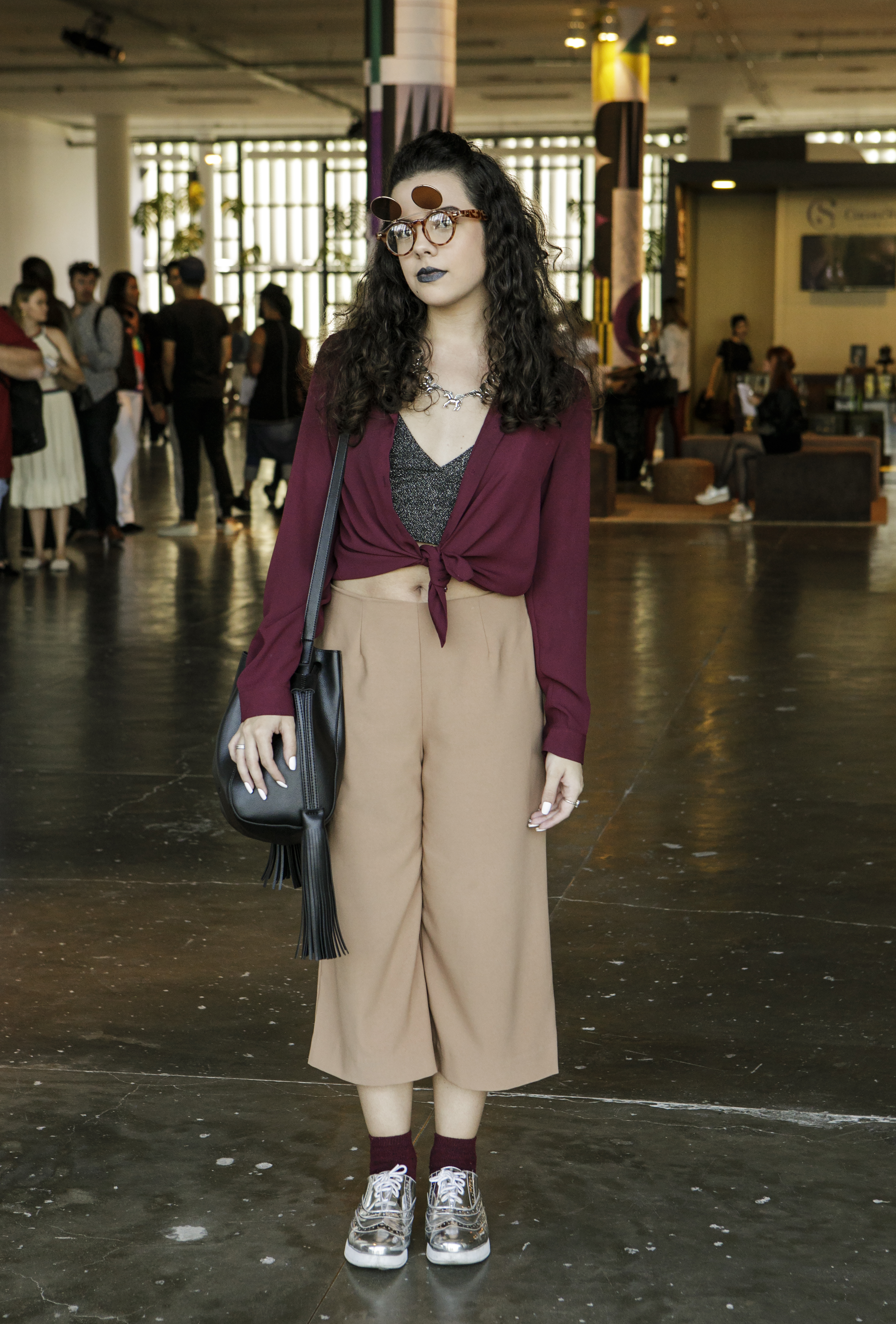 Outra calça pantacourt. O look da Laryssa Alarcon tinha uma paleta de cores mais escura. E as meias, da mesma cor que a blusa, deixaram tudo mais legal.