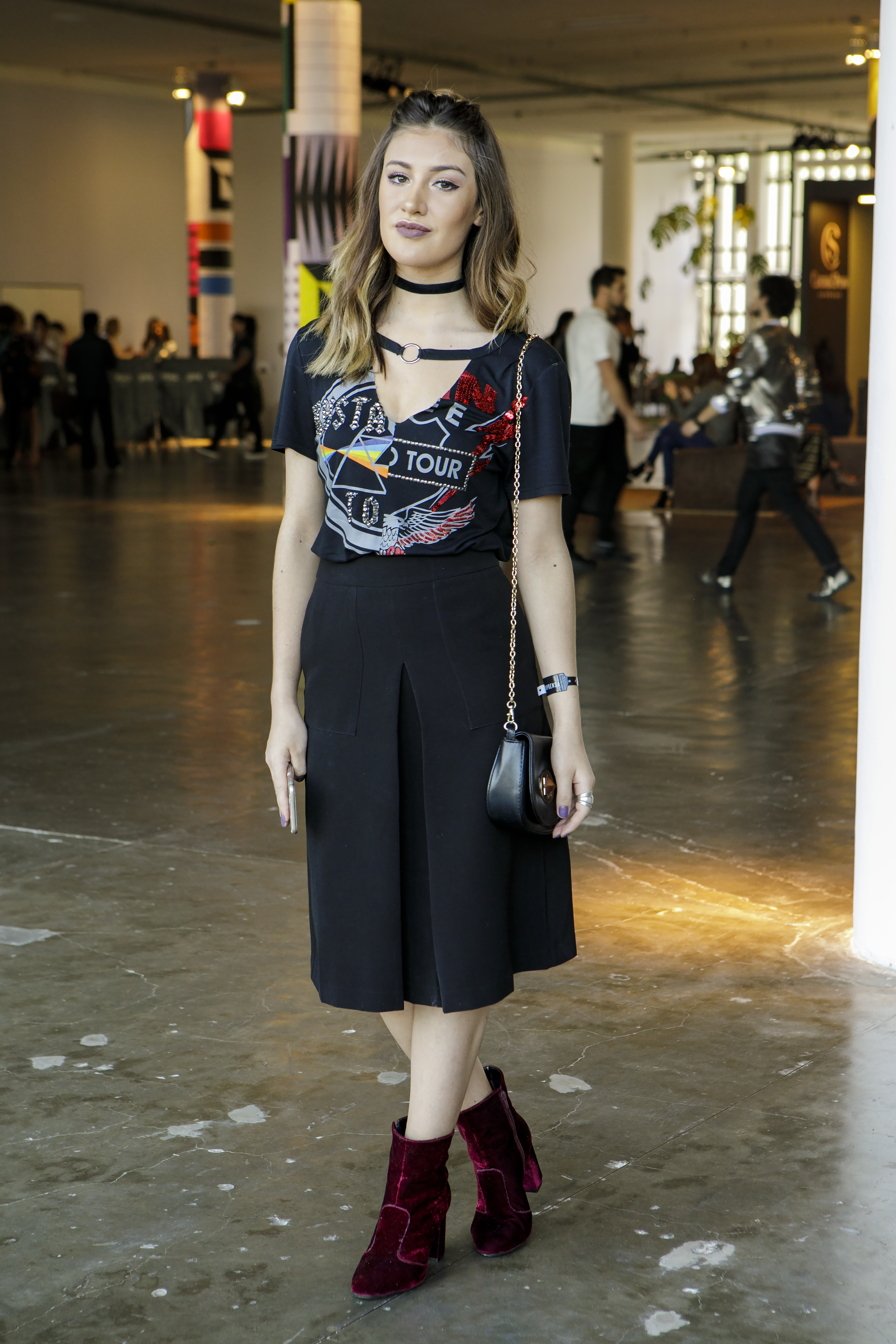 A saia mídi apareceu de vários jeitos, aqui com a camiseta favorita da Kendall Jenner. O decote choker foi o diferencial do look da Giovanna Muniz.