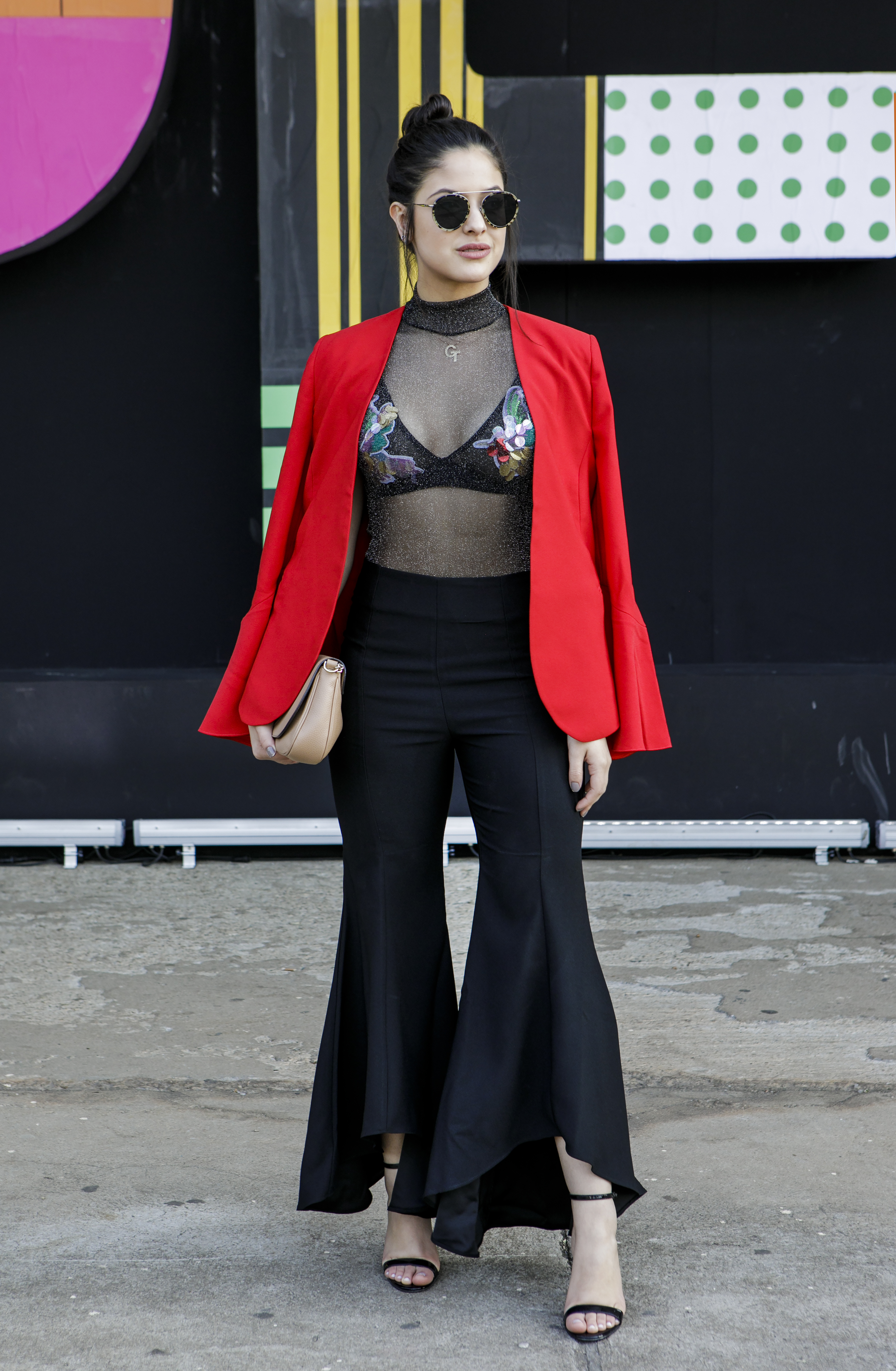 A Gabi Toscas mostrou o poder da blusa de lurex + sutiã bordado.