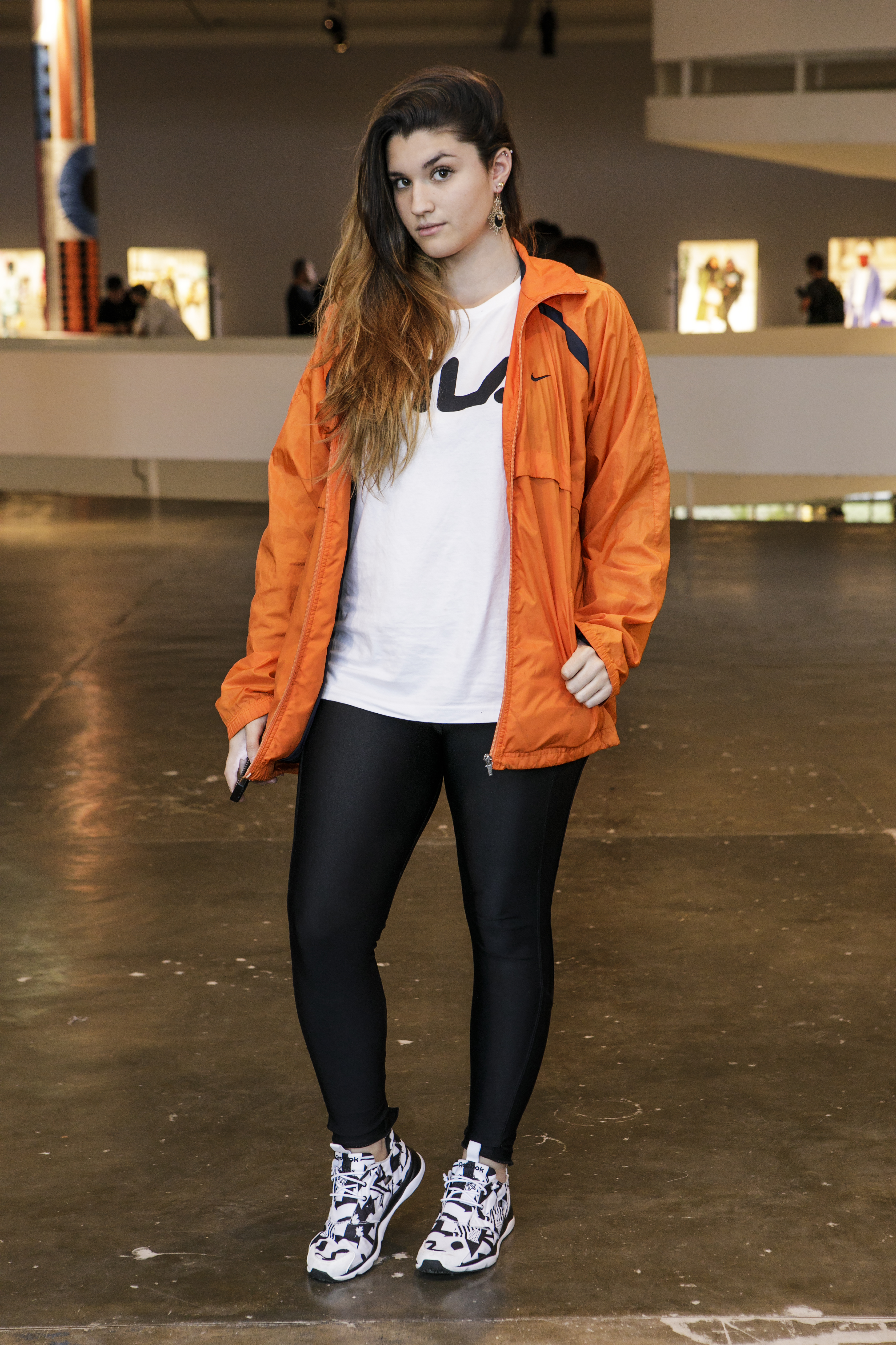 Look bem confortável e uma peça lacradora. Tais Teixeira também escolheu uma jaqueta colorida para turbinar a produção.