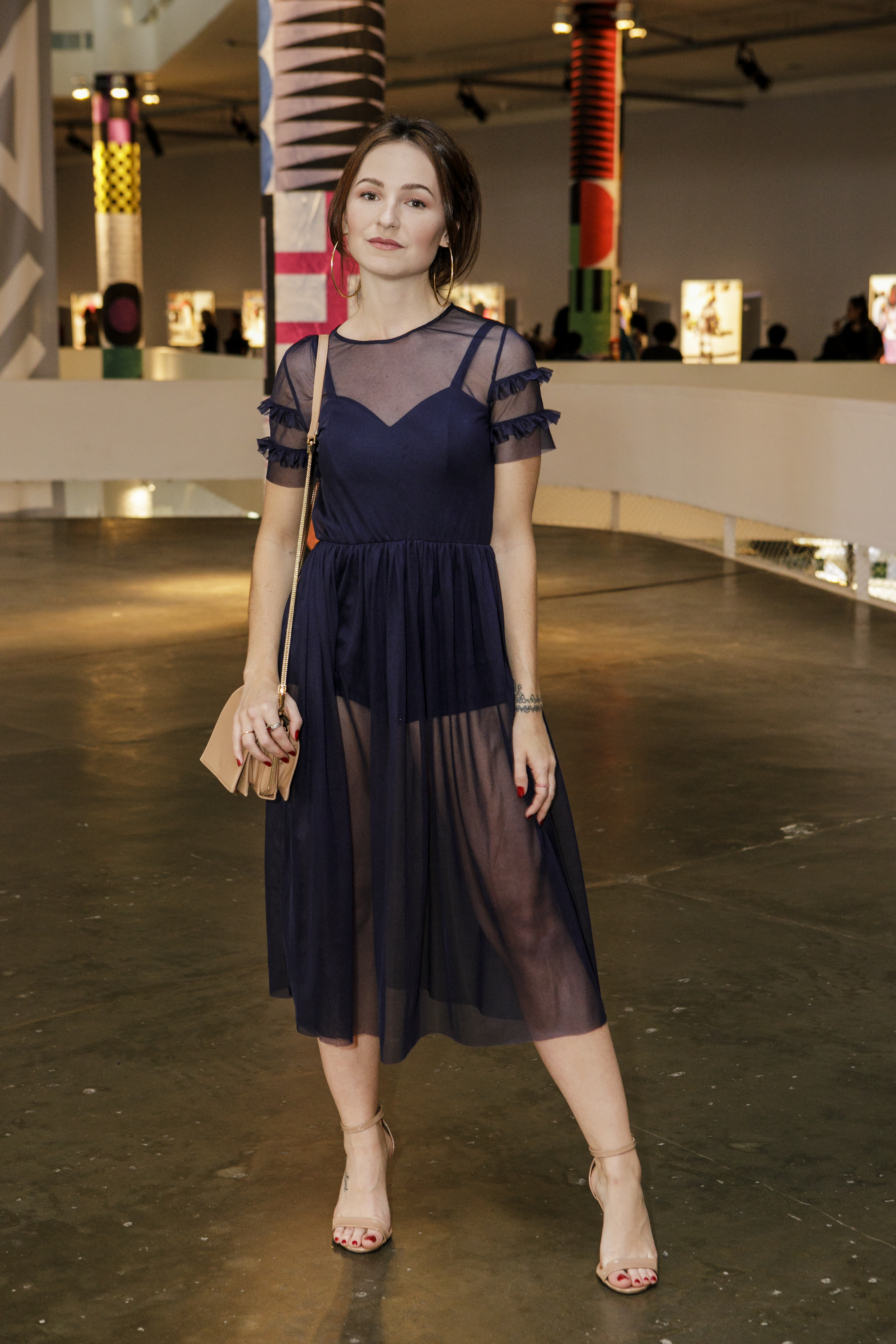 A transparência apareceu com força total no visu da Leticia Toczeki. O body azul ficou em evidência com o vestido de tule.