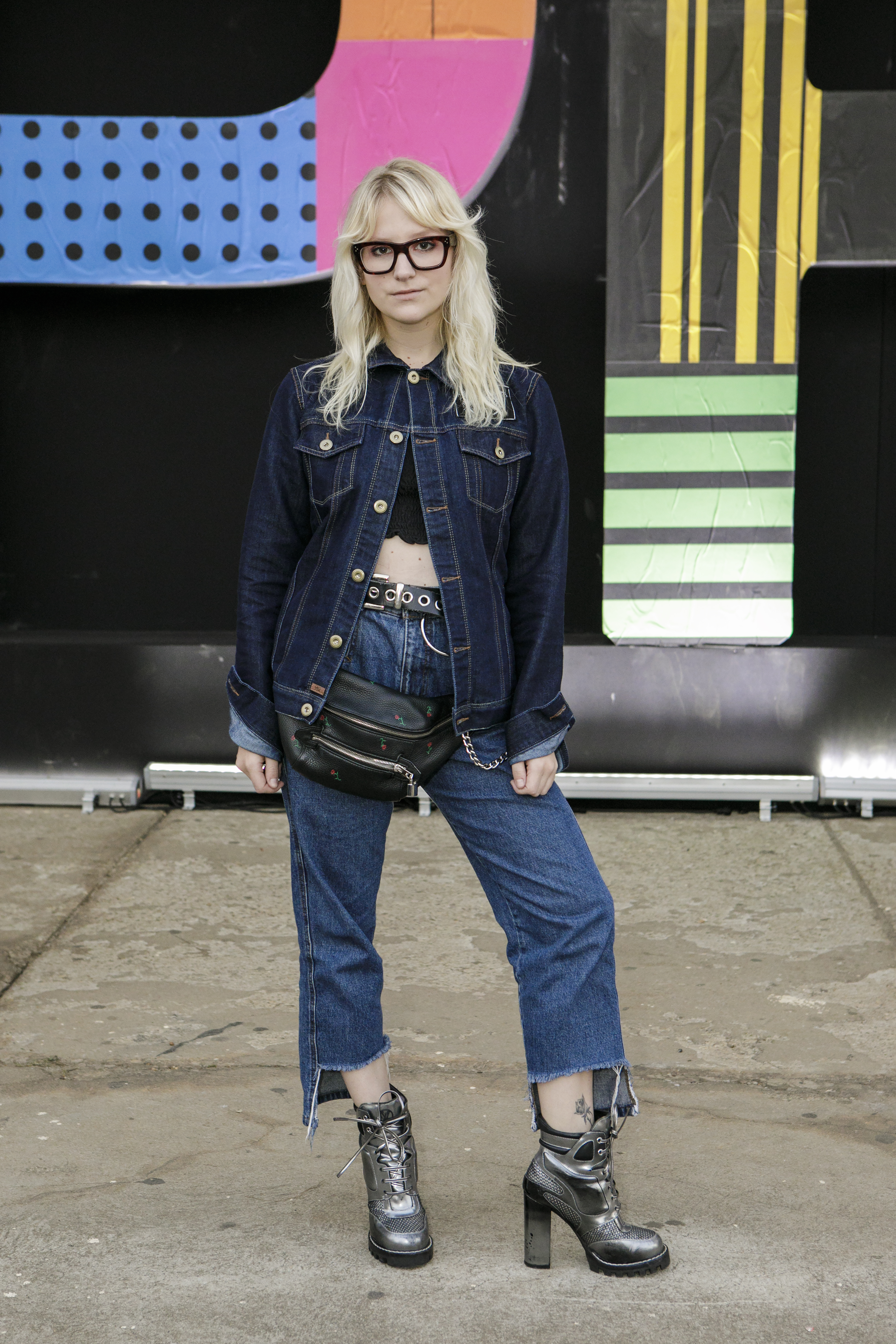 Jeans, jeans, jeans! Alessandra Duailibi escolheu tons diferentes do tecido e ainda turbinou o visu com uma pochete de couro e botinhas metalizadas.
