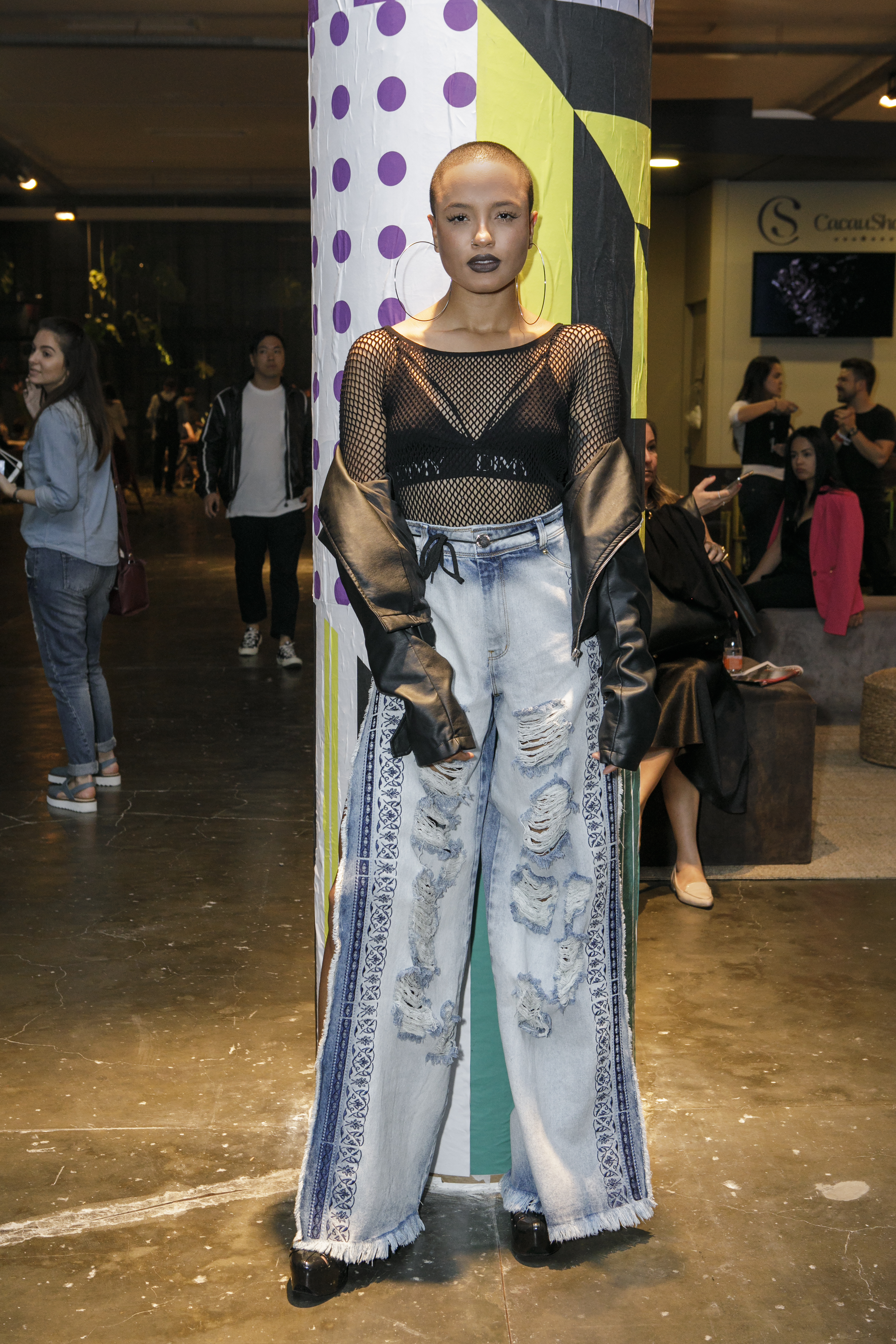 Cris Paladino montou um look superestiloso com blusa de telinha e calça jeans flare. Arrasou!