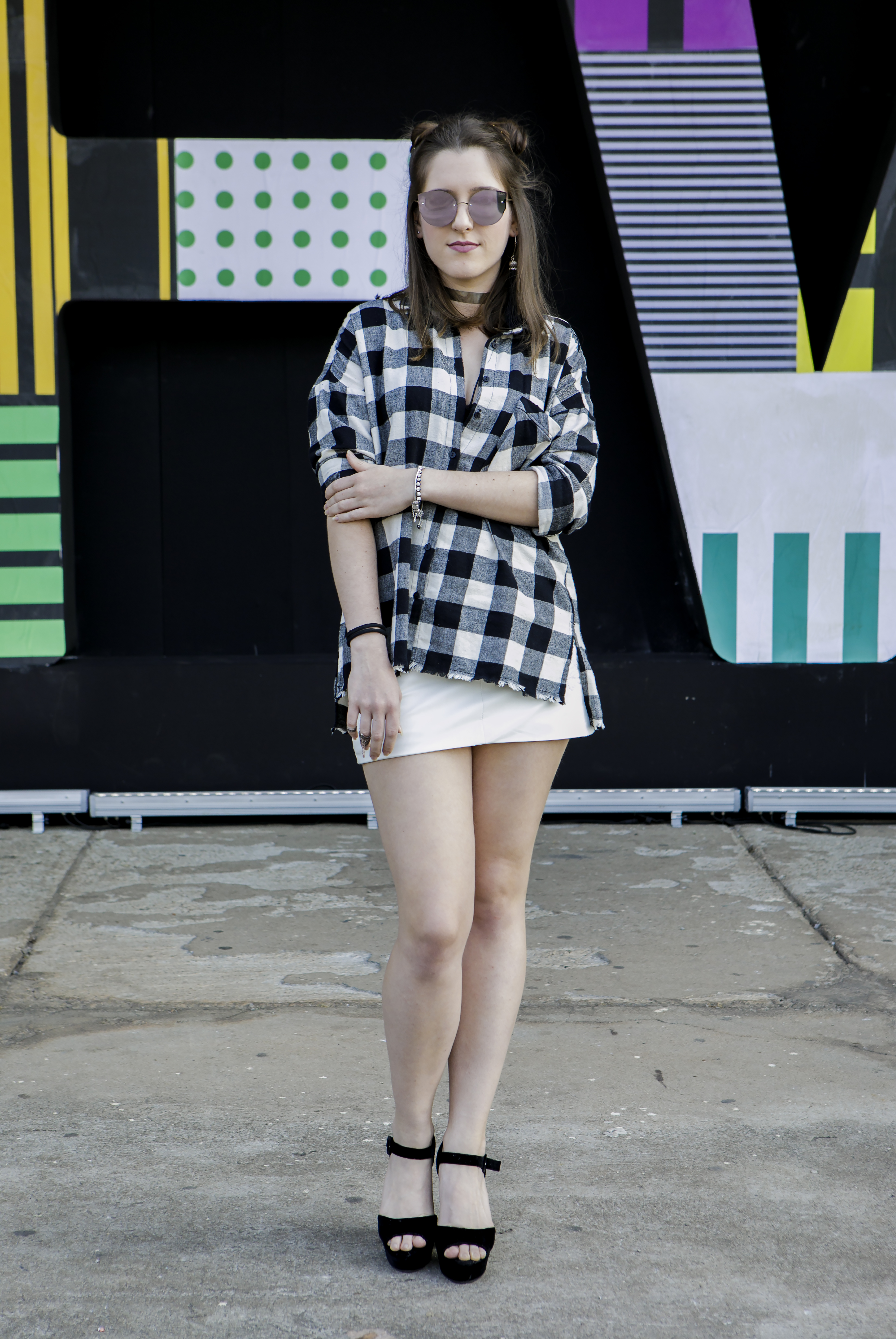 Mais uma vez o xadrez. Isabella Lazarin apostou em uma camisa preta e branca com minissaia e lacrou!